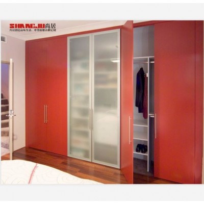 Fashionable Lacquer Finished Walk In Wardrobe for Your Cycle Closet